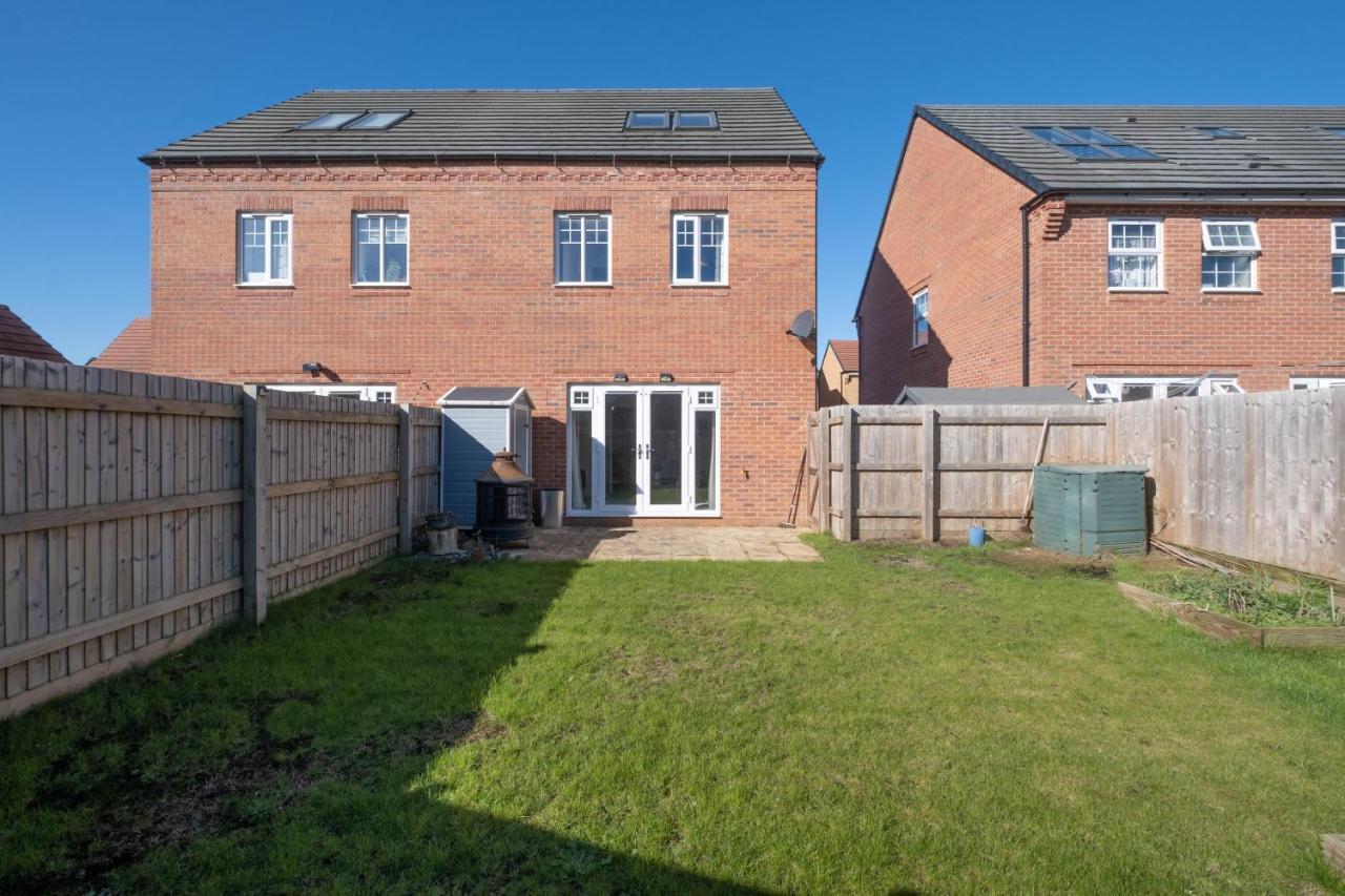 Beautiful And Comfortable Home Away From Home With Free Parking, Fast Wifi And White Crisp Hotel Standard Linen Hosted By Our Home Short Stays Northampton Exterior photo