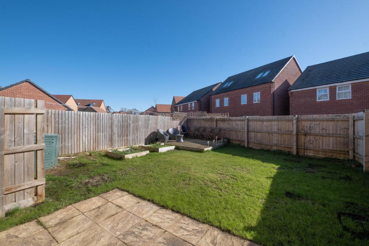 Beautiful And Comfortable Home Away From Home With Free Parking, Fast Wifi And White Crisp Hotel Standard Linen Hosted By Our Home Short Stays Northampton Exterior photo